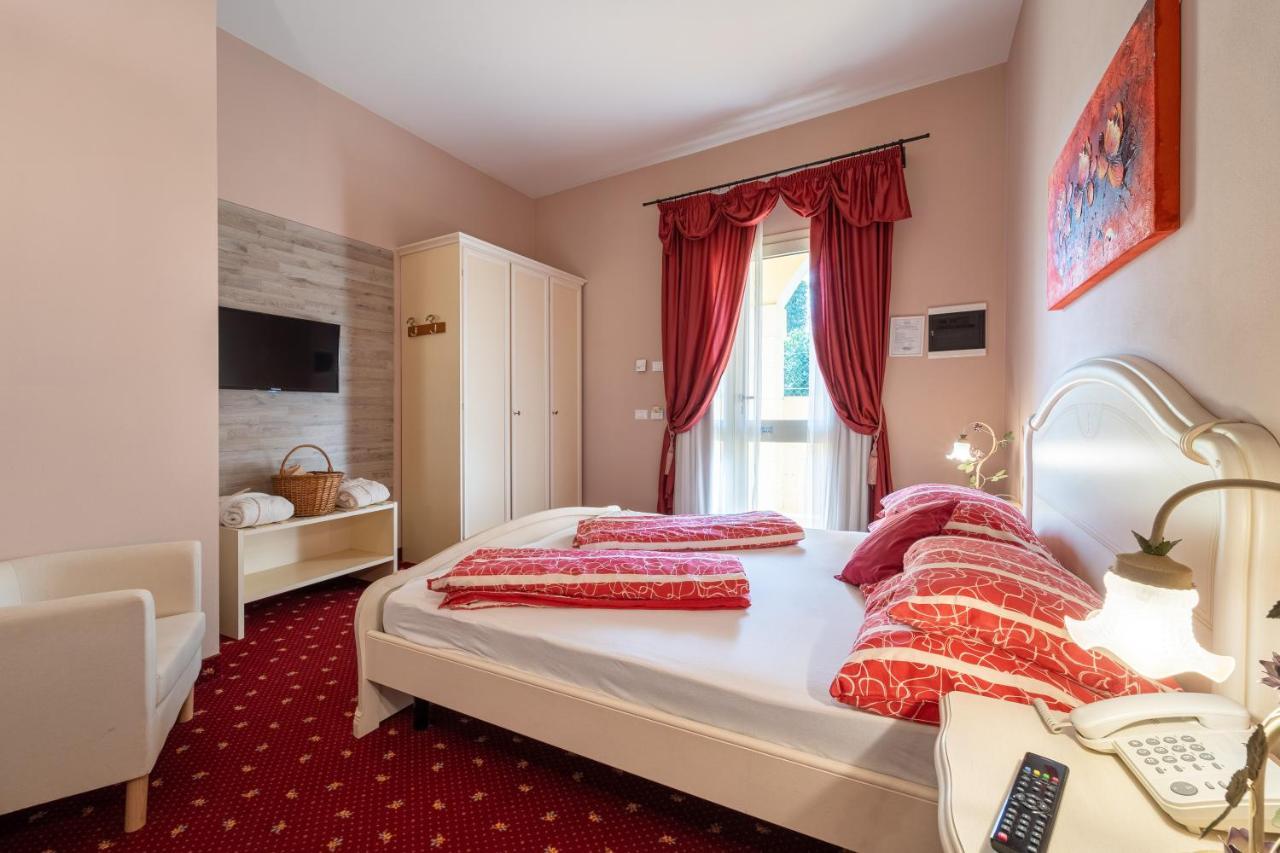 Borgo Dei Poeti Romantik Hotel Manerba del Garda Luaran gambar