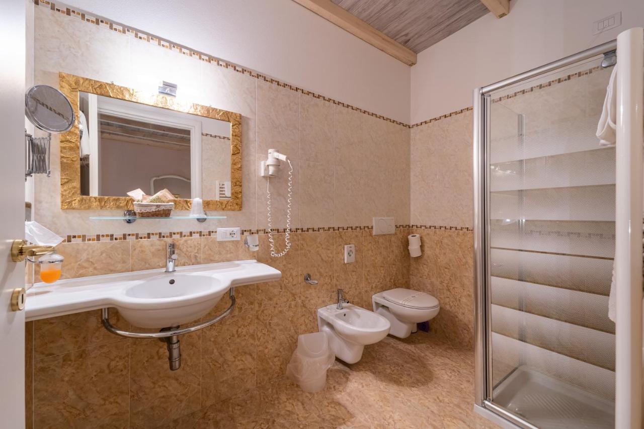 Borgo Dei Poeti Romantik Hotel Manerba del Garda Luaran gambar