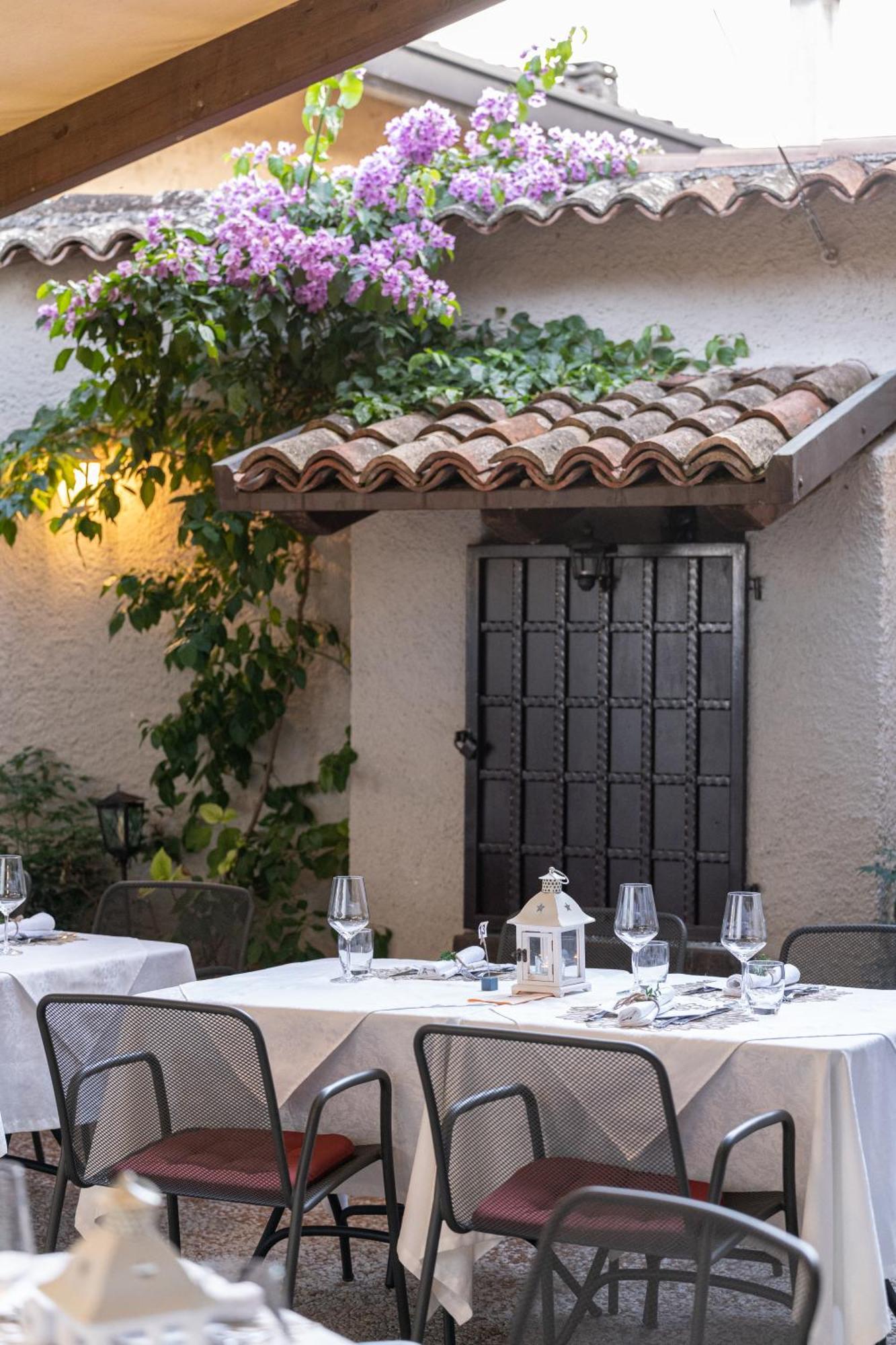 Borgo Dei Poeti Romantik Hotel Manerba del Garda Luaran gambar