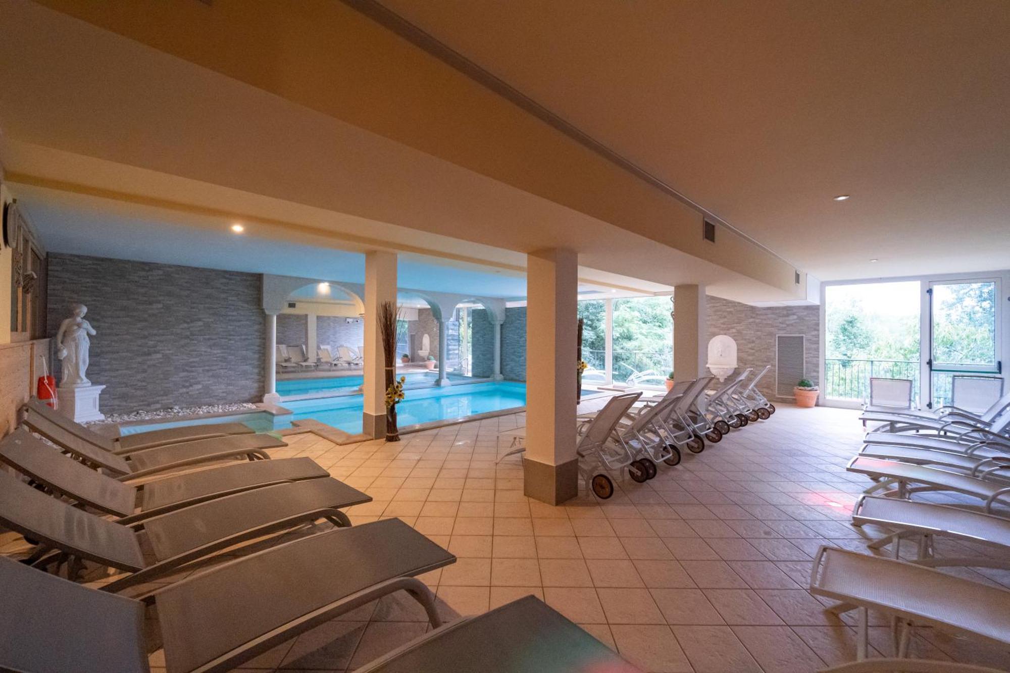 Borgo Dei Poeti Romantik Hotel Manerba del Garda Luaran gambar
