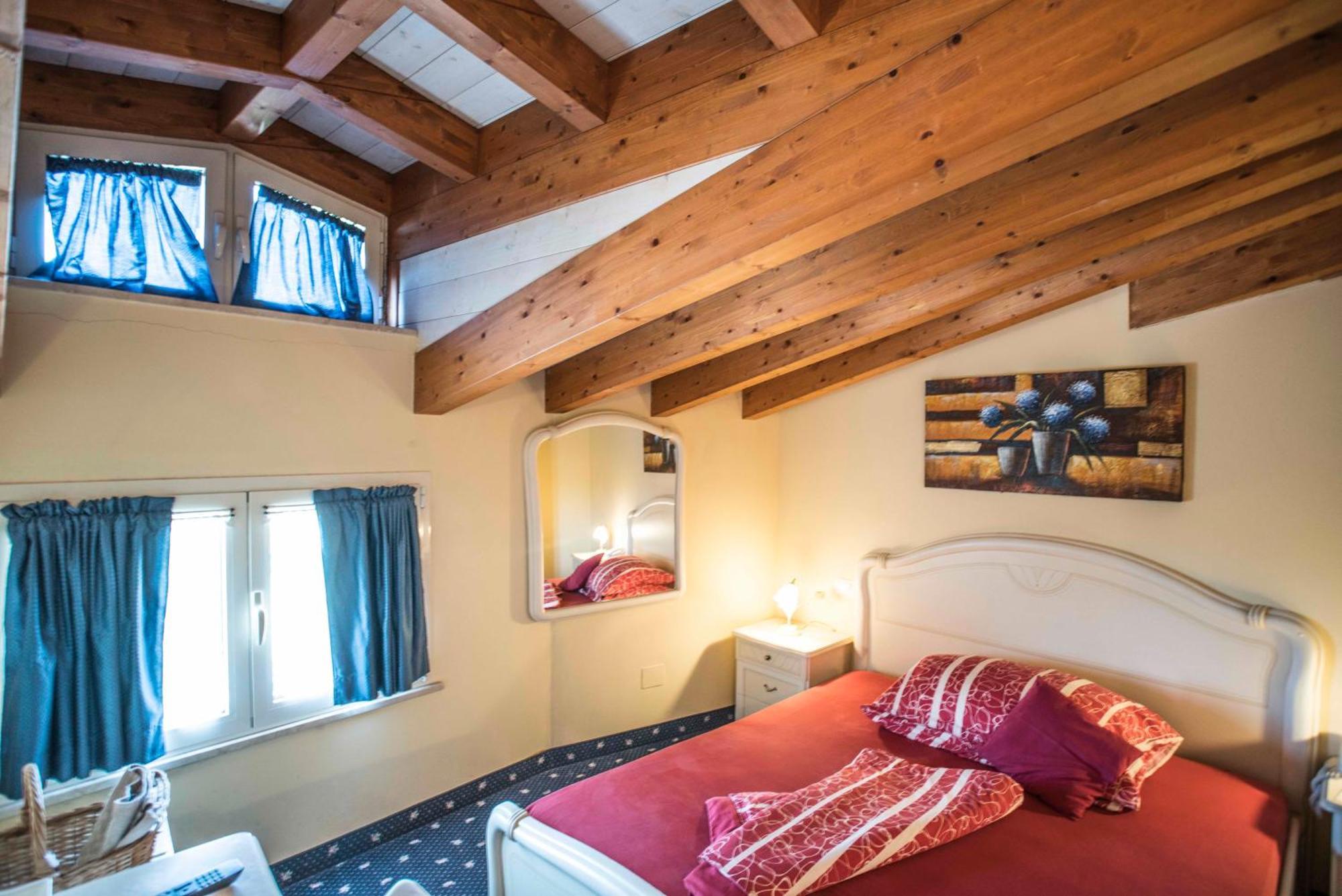 Borgo Dei Poeti Romantik Hotel Manerba del Garda Luaran gambar