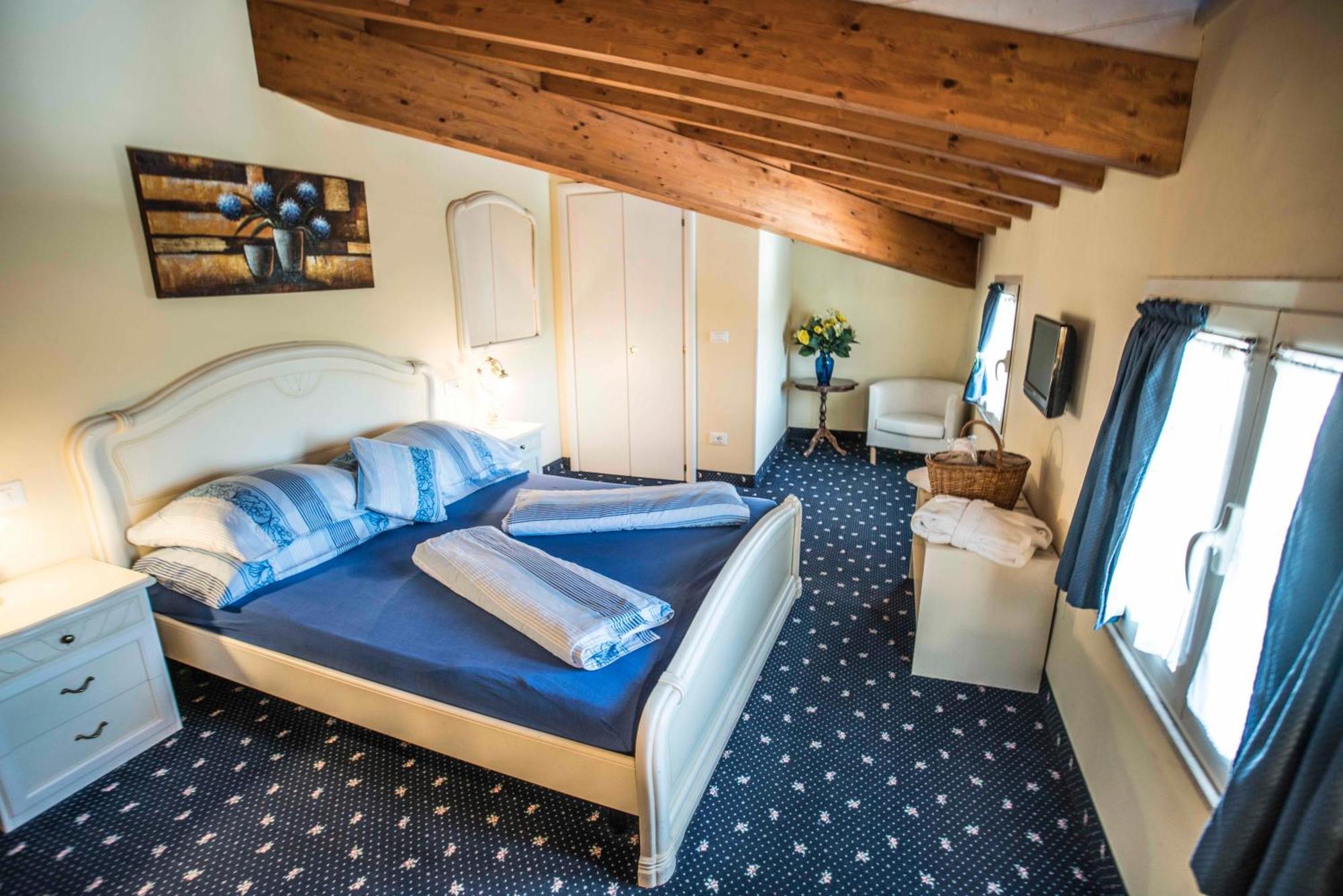 Borgo Dei Poeti Romantik Hotel Manerba del Garda Luaran gambar