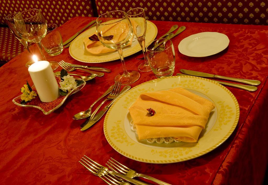 Borgo Dei Poeti Romantik Hotel Manerba del Garda Luaran gambar
