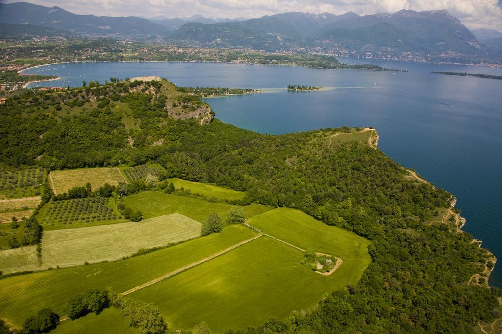 Borgo Dei Poeti Romantik Hotel Manerba del Garda Luaran gambar