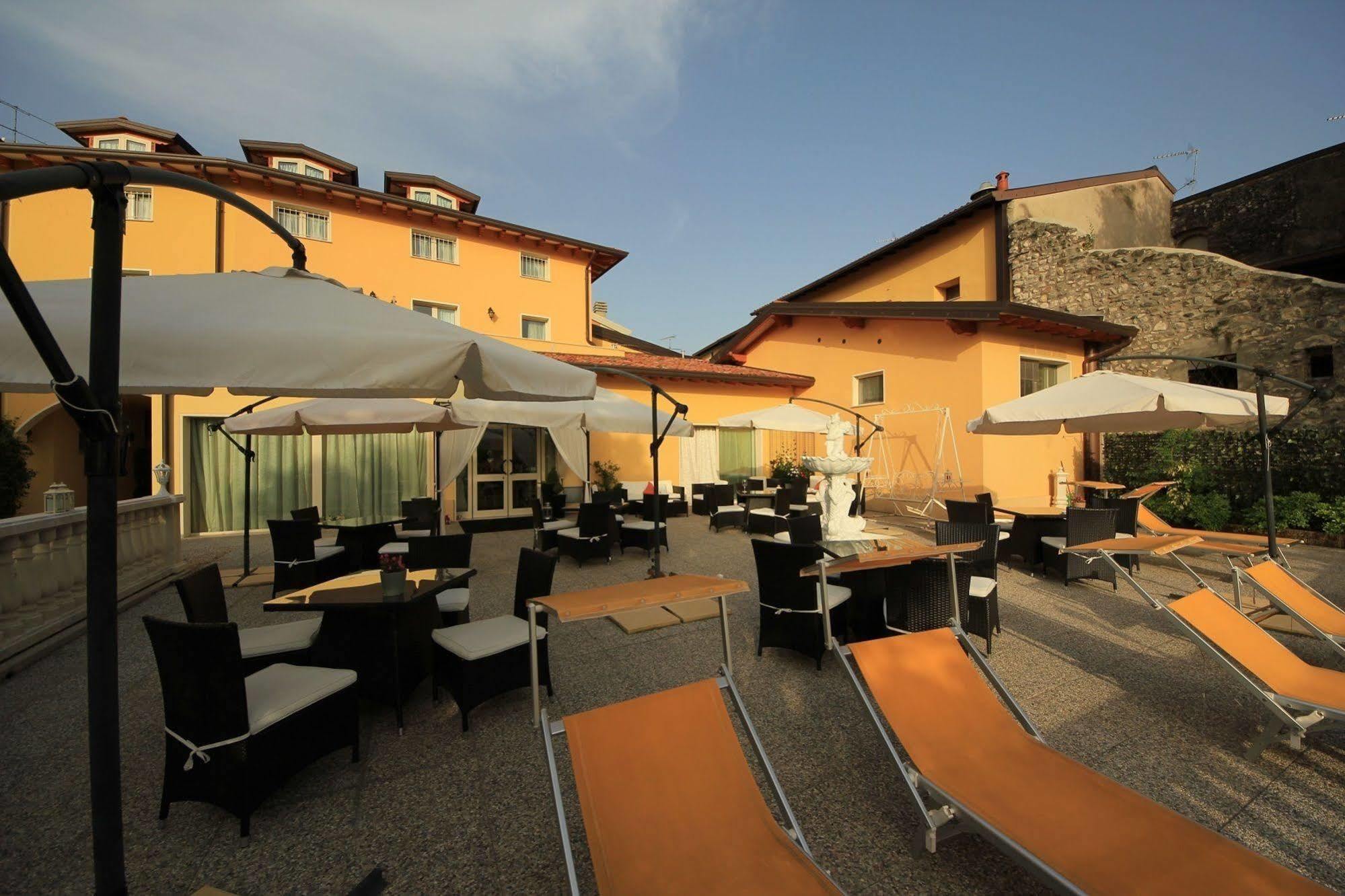 Borgo Dei Poeti Romantik Hotel Manerba del Garda Luaran gambar