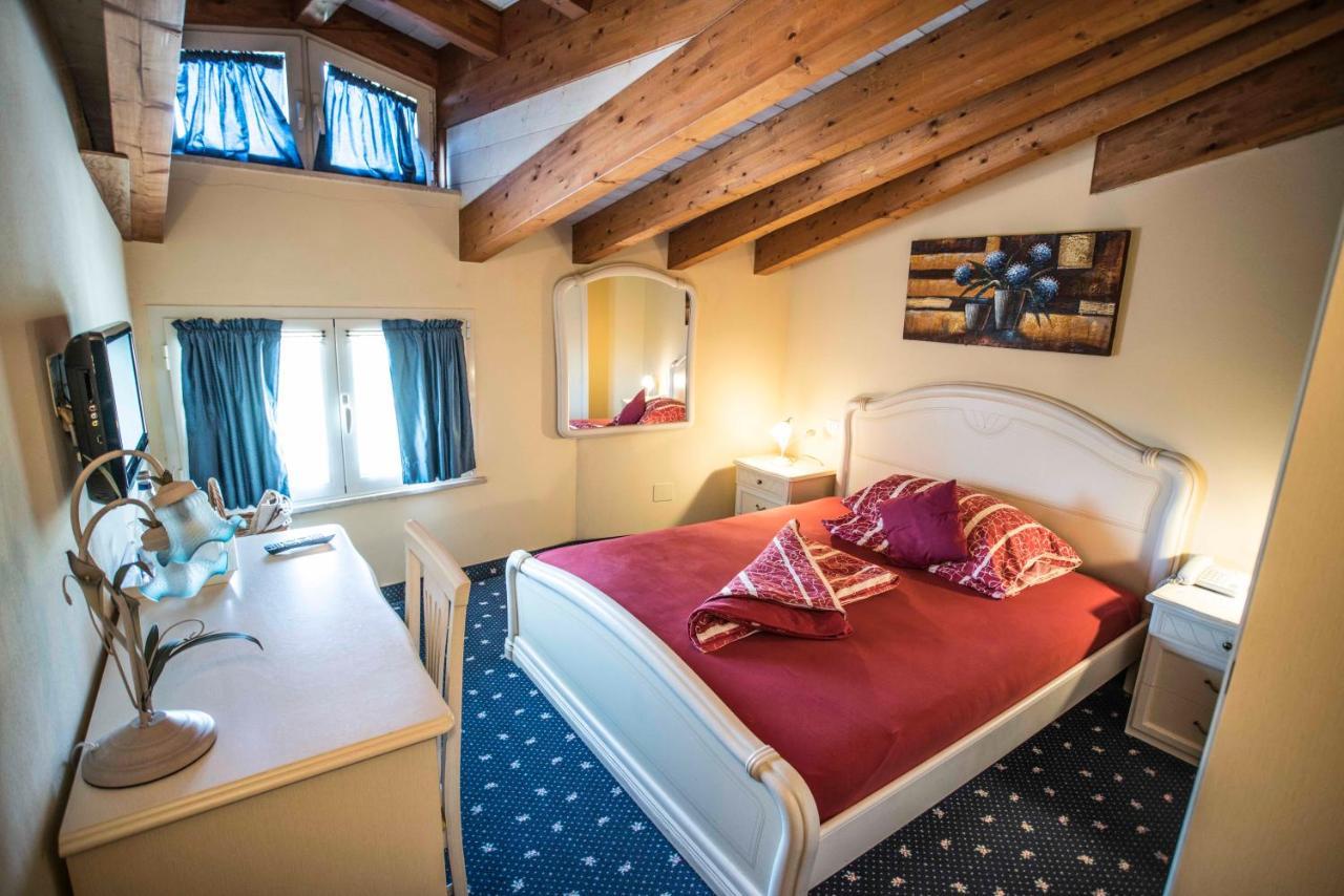 Borgo Dei Poeti Romantik Hotel Manerba del Garda Luaran gambar