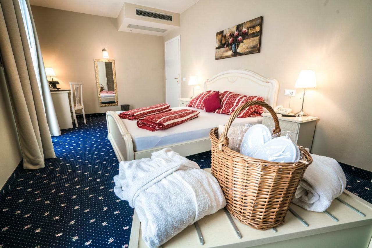 Borgo Dei Poeti Romantik Hotel Manerba del Garda Luaran gambar