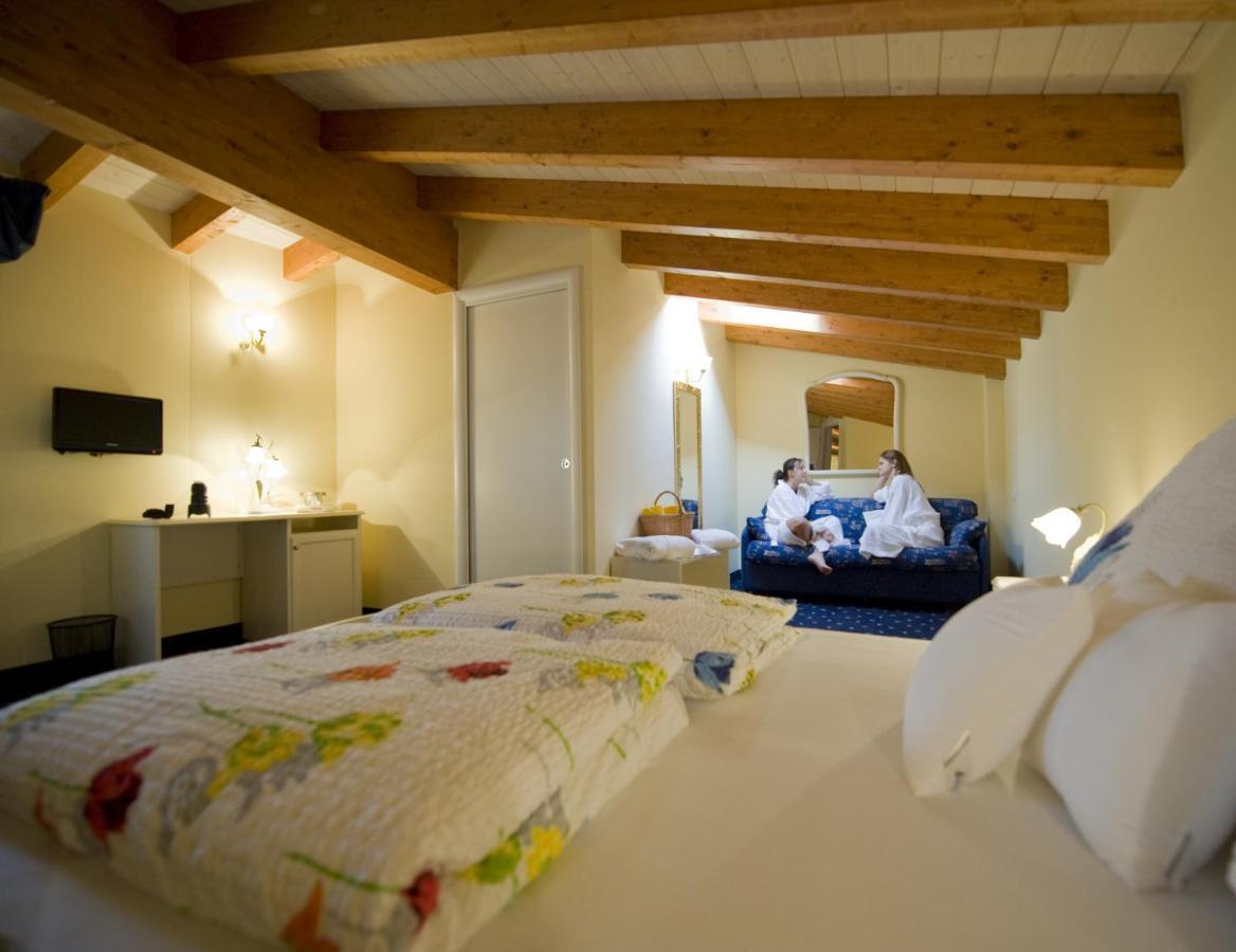 Borgo Dei Poeti Romantik Hotel Manerba del Garda Bilik gambar