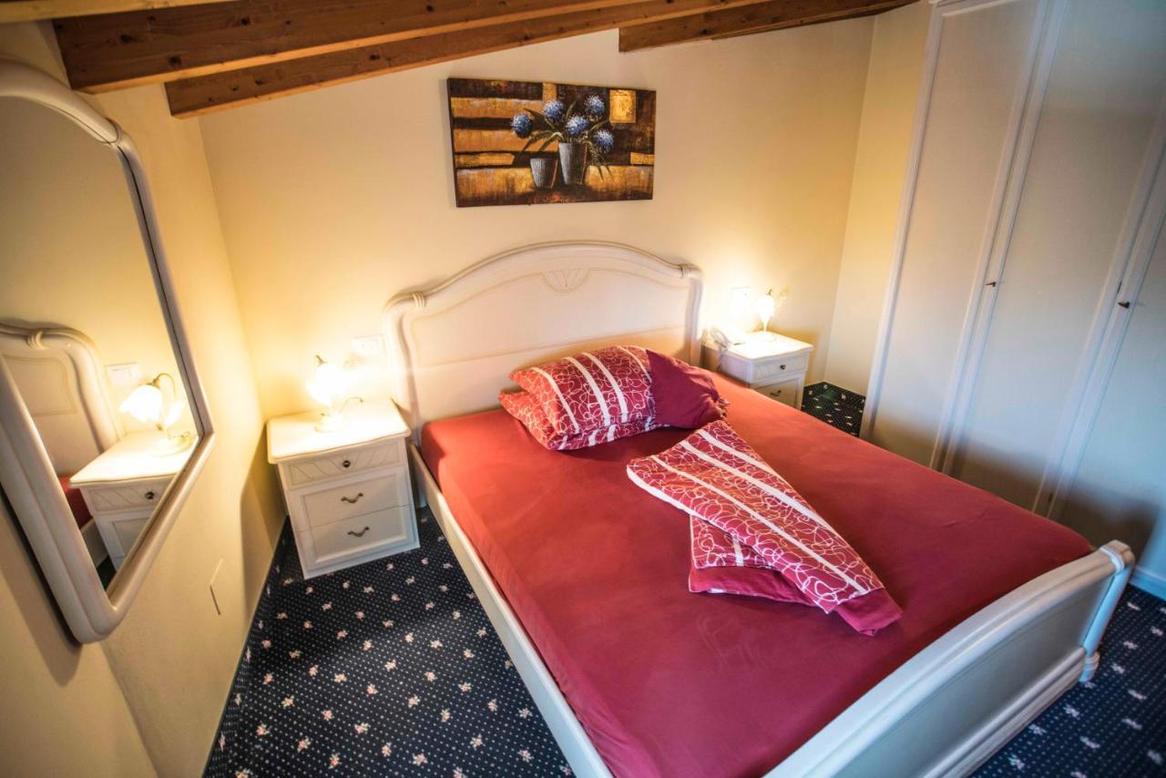 Borgo Dei Poeti Romantik Hotel Manerba del Garda Luaran gambar