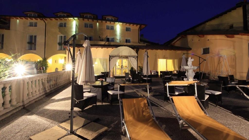 Borgo Dei Poeti Romantik Hotel Manerba del Garda Luaran gambar